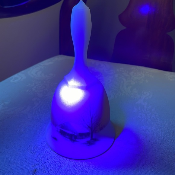 Signed, hand painted Fenton satin Vaseline custard glass bell - Picture 10 of 10